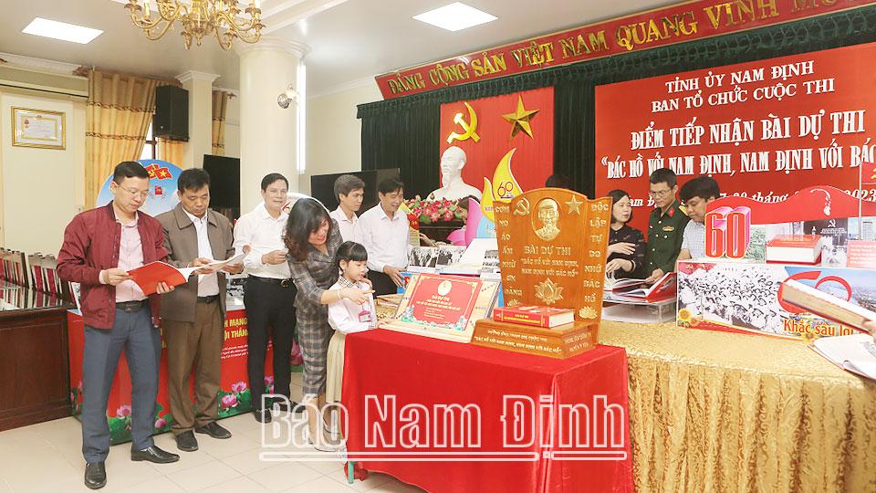 Góp phần xây dựng đội ngũ cán bộ, công chức, viên chức “vừa hồng, vừa chuyên”