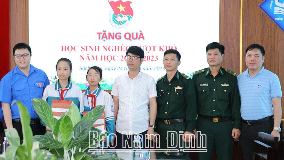 Nghĩa tình người lính biên phòng