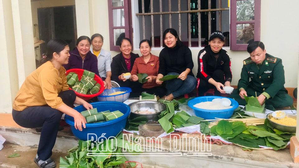 Phụ nữ thị trấn Thịnh Long tham gia xây dựng nông thôn mới