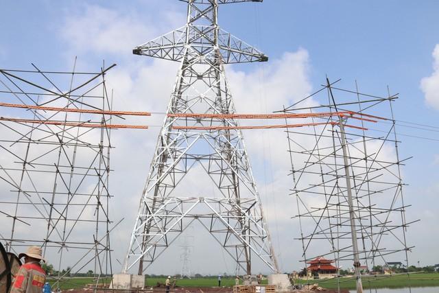 Đường dây 500kV mạch 3: Chạy đua với thời gian, đẩy nhanh tiến độ kéo dây