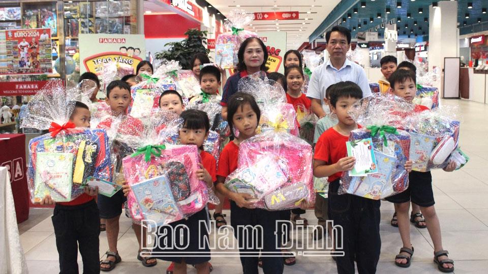 Nhà sách Fahasa Nam Định phát hành sách và các hoạt động phục vụ hè 2024