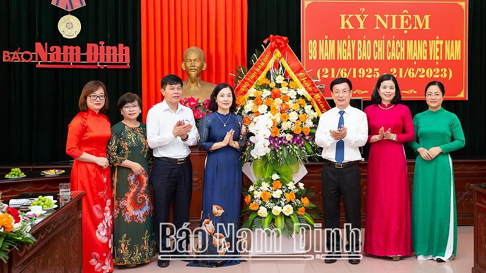 Đồng chí Chủ tịch UBND tỉnh chúc mừng Báo Nam Định nhân Ngày Báo chí Cách mạng Việt Nam 21-6