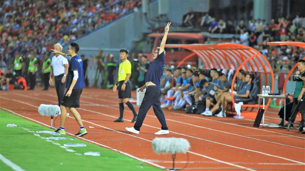 Học trò bị ngất, HLV Troussier hủy họp báo sau trận đấu với ĐT Hong Kong (Trung Quốc)