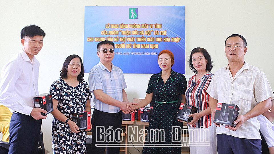 Trao tặng phòng máy vi tính cho Hội Người mù tỉnh