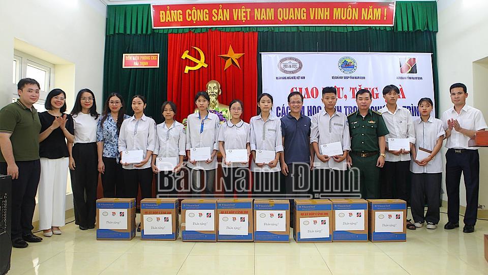 Thăm, tặng quà 20 học sinh thuộc chương trình “Nâng bước em đến trường - Con nuôi Đồn Biên phòng”