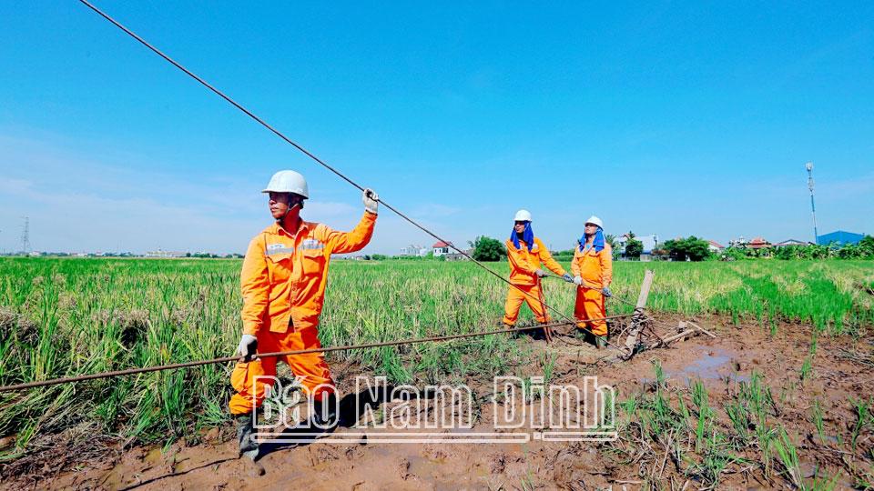 “Vượt nắng, thắng mưa”: Quyết tâm hoàn thành Dự án đường dây 500kV mạch 3 đúng tiến độ