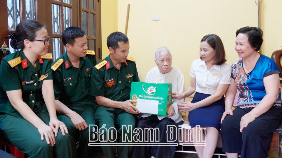 Ban Chỉ huy Quân sự thành phố Nam Định nhận phụng dưỡng Bà mẹ Việt Nam Anh hùng