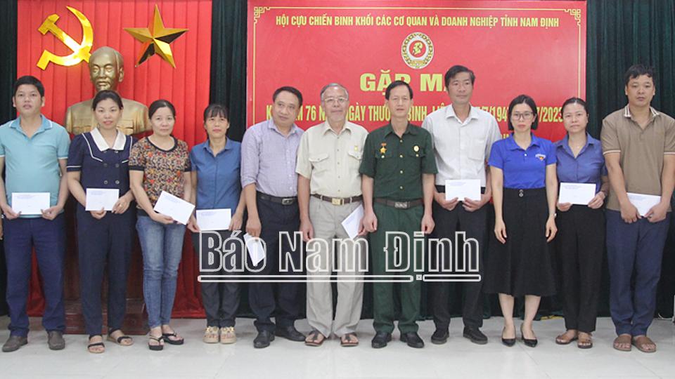 Gặp mặt, tặng quà con thương binh, liệt sĩ