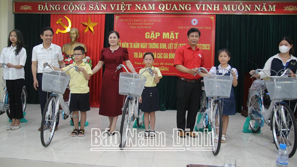 Trao tặng quà cho thương binh, con em gia đình chính sách