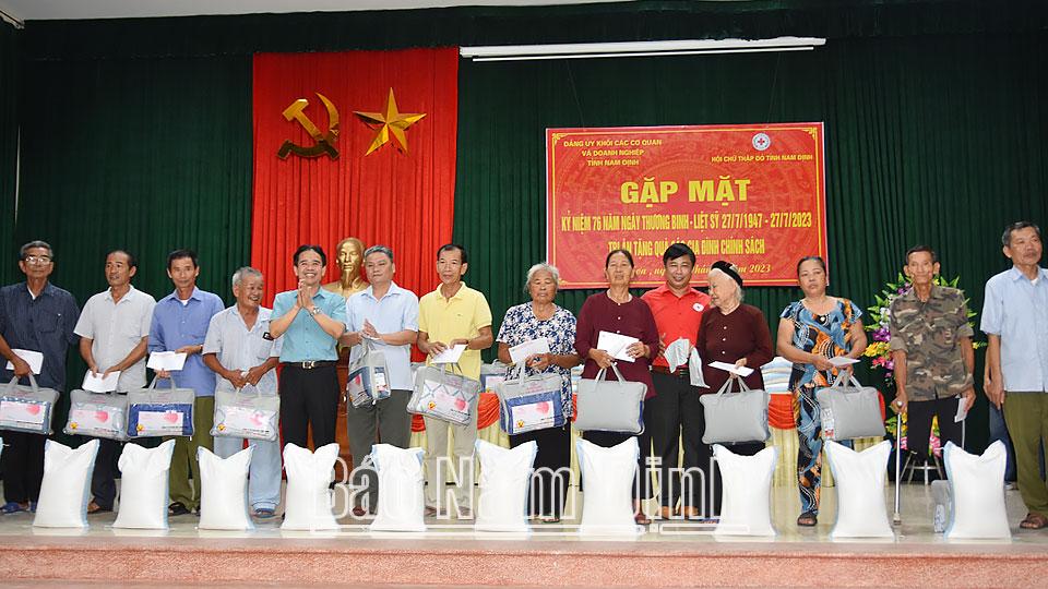 Trao 50 suất quà tặng các gia đình chính sách ở xã Đồng Sơn