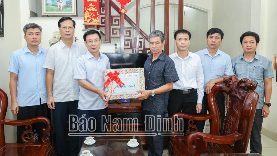 Ðồng chí Chủ tịch UBND tỉnh đi thăm, tặng quà người có công với cách mạng ở thành phố Nam Định