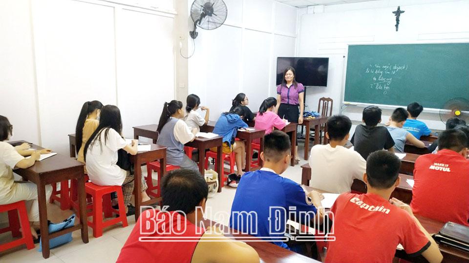 Niềm vui từ những lớp học tiếng Anh miễn phí trong hè