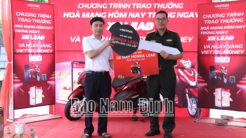 Viettel Nam Định trao thưởng Chương trình “Hòa mạng hôm nay – Trúng ngay xe LEAD”