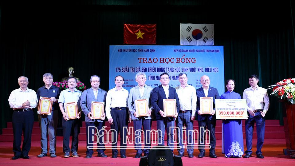 Trao học bổng của Hội Doanh nghiệp Hàn Quốc cho học sinh vượt khó học giỏi