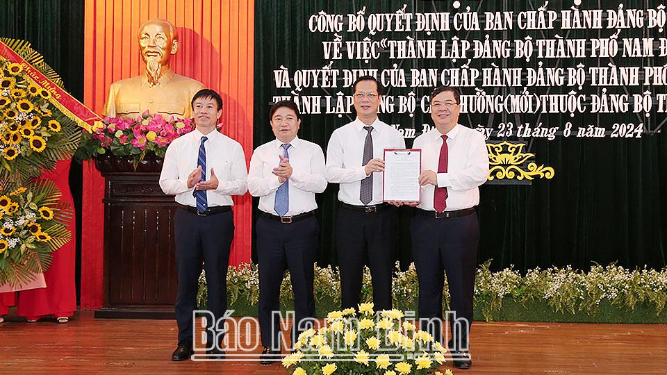 Công bố Quyết định thành lập Đảng bộ thành phố Nam Định và thành lập Đảng bộ các phường mới