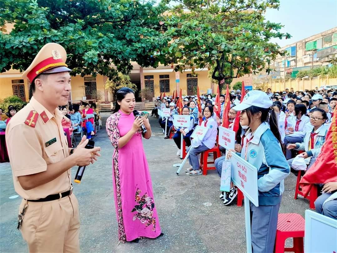 Đẩy mạnh tuyên truyền, hướng dẫn kỹ năng tham gia giao thông cho học sinh