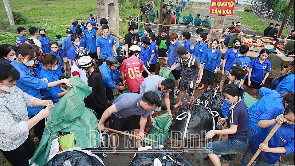 Thanh niên Nam Định tình nguyện xung kích hỗ trợ khắc phục hậu quả cơn bão số 3