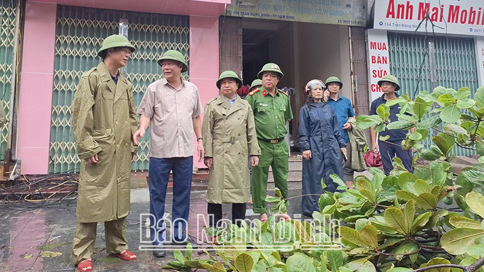 Đồng chí Phó Bí thư Thường trực Tỉnh ủy kiểm tra công tác khắc phục hậu quả của bão số 3