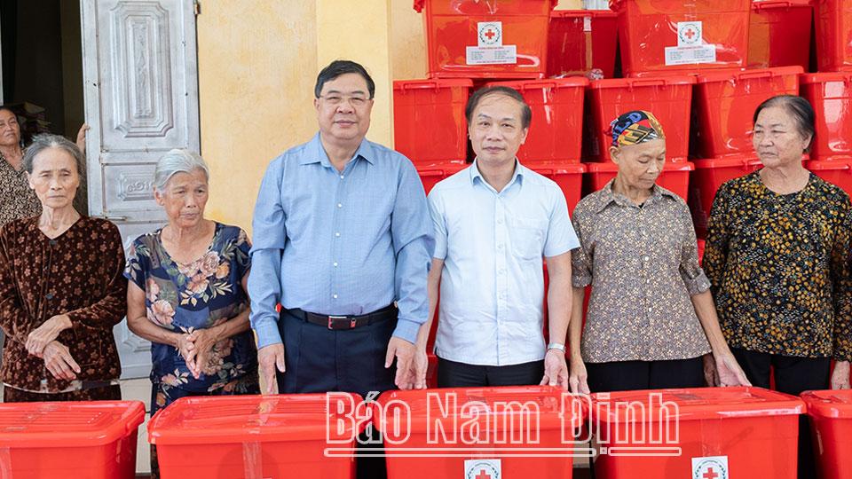 Đồng chí Phó Trưởng Ban Thường trực Ban Dân vận Trung ương thăm, tặng quà các hộ dân bị lũ lụt