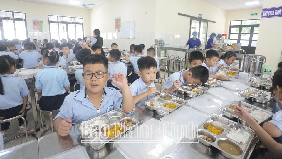 Phối hợp chăm locông tác y tế trường học