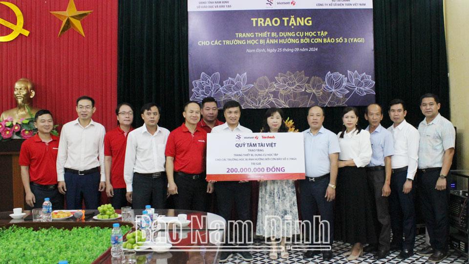 Tiếp nhận 200 triệu đồng ủng hộ 4 trường học trên địa bàn tỉnh bị ảnh hưởng bởi bão Yagi