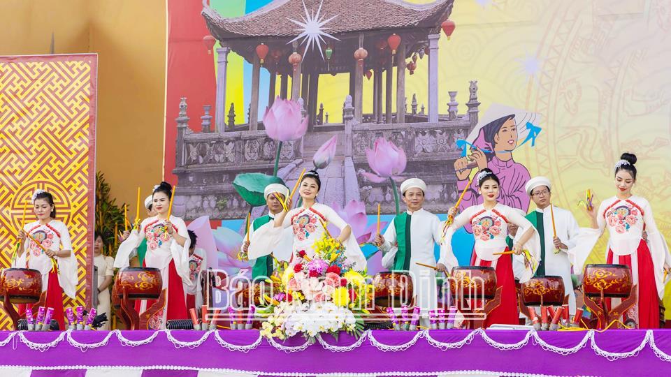 Xung lực phát triển kinh tế - xã hội “Bằng văn hóa, từ văn hóa”