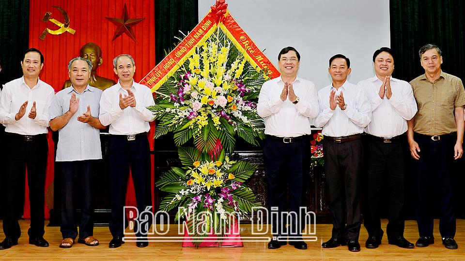 Đồng chí Bí thư Tỉnh ủy chúc mừng Ủy ban MTTQ tỉnh nhân ngày truyền thống