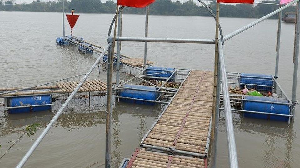 Hạ thủy bẫy rác trên sông Hồng địa phận xã Nam Thắng