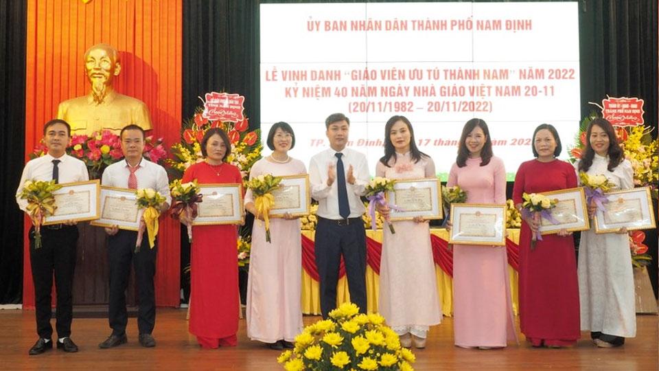 Vinh danh 20 “Giáo viên ưu tú Thành Nam” năm 2022