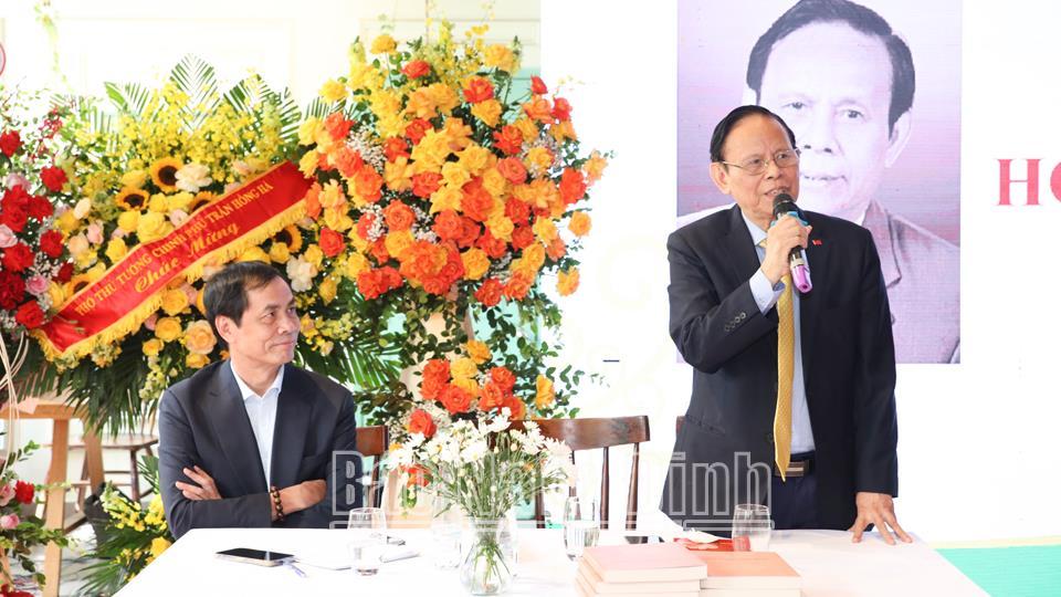 Ra mắt tập thơ “Hoa đời mùa sau” của nhà thơ Nguyễn Hồng Vinh