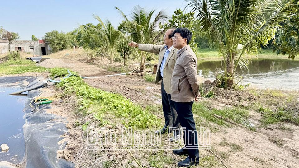 Đồng chí Bí thư Huyện ủy Vụ Bản kiểm tra, chỉ đạo xử lý ô nhiễm môi trường của trang trại nuôi lợn tại xã Đại Thắng