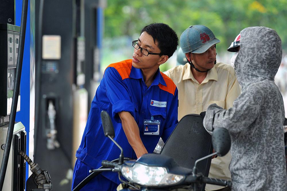 Giá xăng dầu giảm lần thứ tư, xuống dưới 20.000 đồng/lít