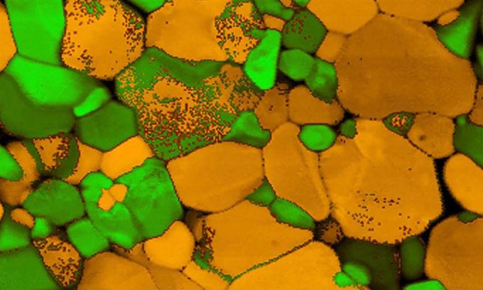 Vật liệu gốm đầu tiên trên thế giới uốn cong như kim loại