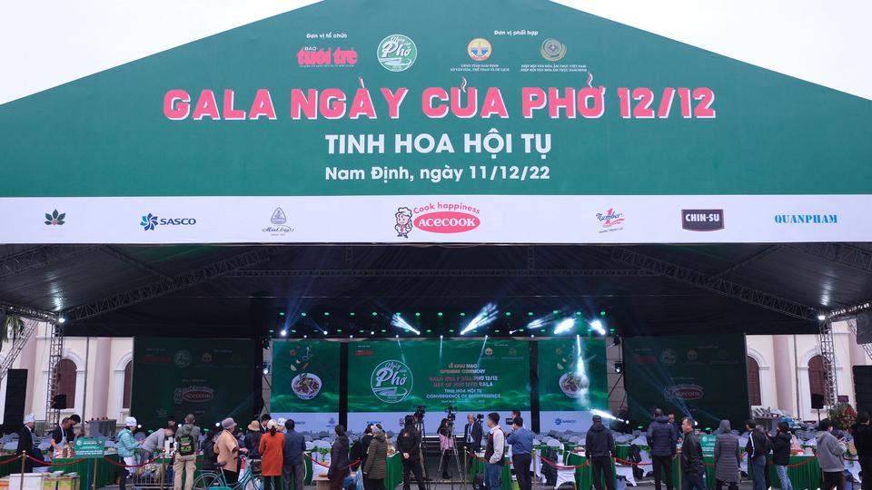 Gala Ngày của phở: Hàng chục gian hàng phục vụ hết công suất, khách xếp hàng chờ