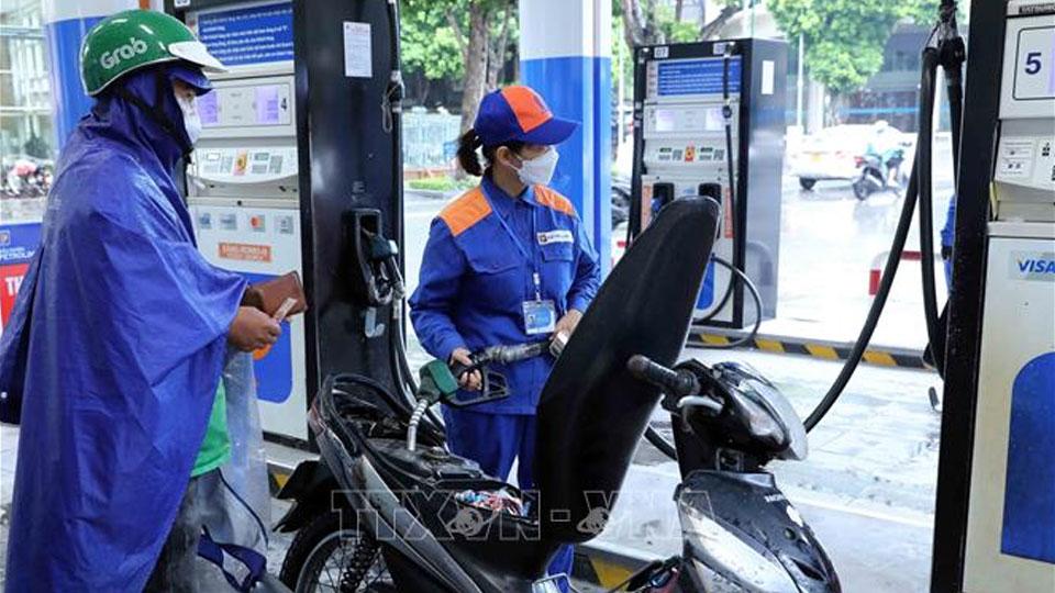 Xăng giảm giá hơn 1.000 đồng/lít