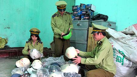 Tập trung xử lý các vi phạm về kinh doanh mũ bảo hiểm không đạt chuẩn