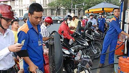 Xăng giảm tiếp 600 đồng/lít