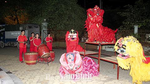 Lân sư đón trăng