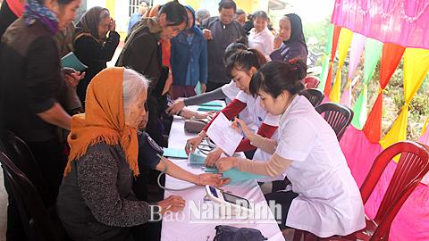 Trong "chiến dịch" khám, chữa bệnh, cấp thuốc miễn phí cho người nghèo, gia đình chính sách