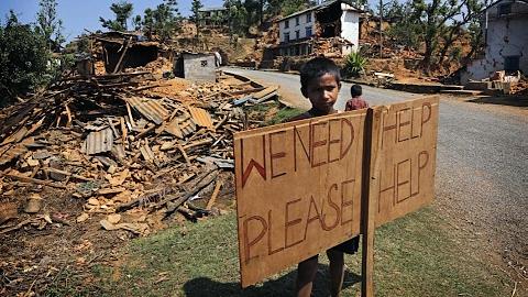 Hàng cứu trợ khan hiếm, người dân Nê-pan ở các làng hẻo lánh cầu cứu