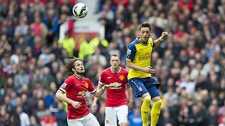 Manchester United chia điểm với Arsenal