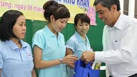 Tặng 37 suất quà cho con công nhân lao động nghèo có hoàn cảnh khó khăn