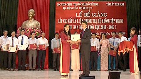 Bế giảng lớp Cao cấp lý luận chính trị khóa 9 Nam Định