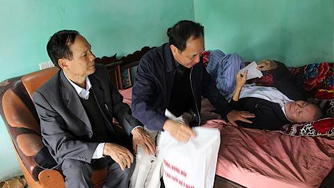 Thăm hỏi, tặng quà cho người cao tuổi là đối tượng người có công