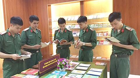 Trưng bày hơn 1.000 ấn phẩm tại triển lãm "Hồ Chí Minh - chân dung một con người"