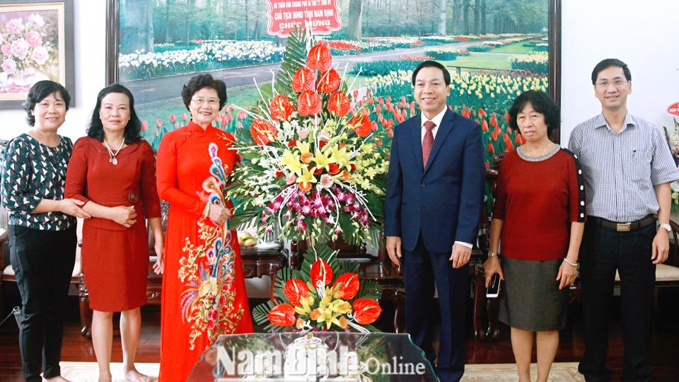 Đồng chí Phó Bí thư Thường trực Tỉnh ủy chúc mừng tập thể cán bộ, giáo viên Trường Mầm non Hoa Sữa