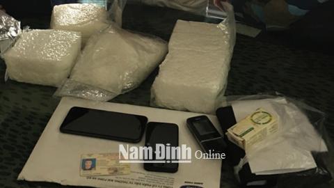 Công an Thành phố Nam Định bắt quả tang đối tượng vận chuyển 5 kg ma túy đá
