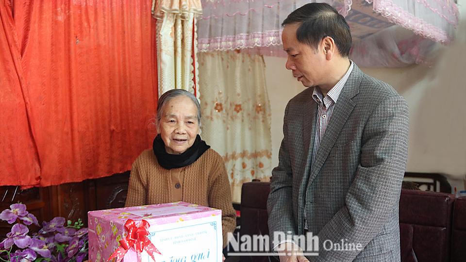 Lãnh đạo tỉnh đi thăm gia đình chính sách nhân dịp Tết Kỷ Hợi