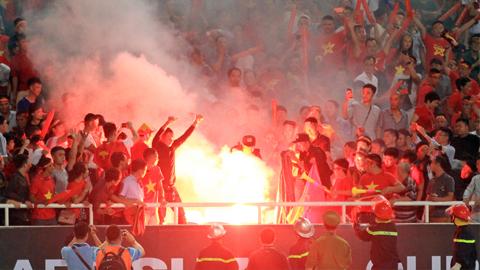 VFF bị phạt gần 1 tỷ đồng vì cổ động viên đốt pháo sáng