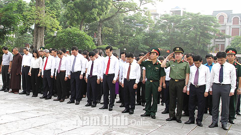 Đặt vòng hoa viếng các Anh hùng Liệt sĩ